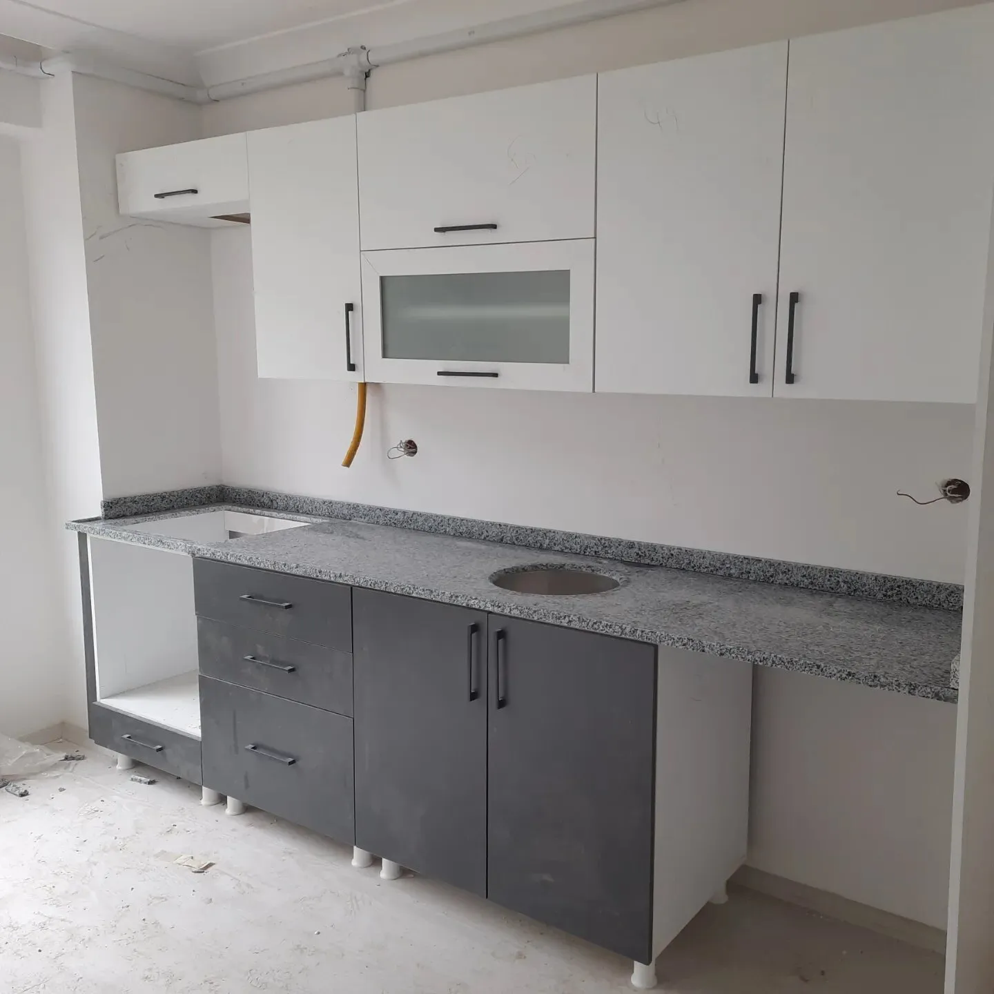 Atılım Sitesi dairelerinde mutfak tezgahı