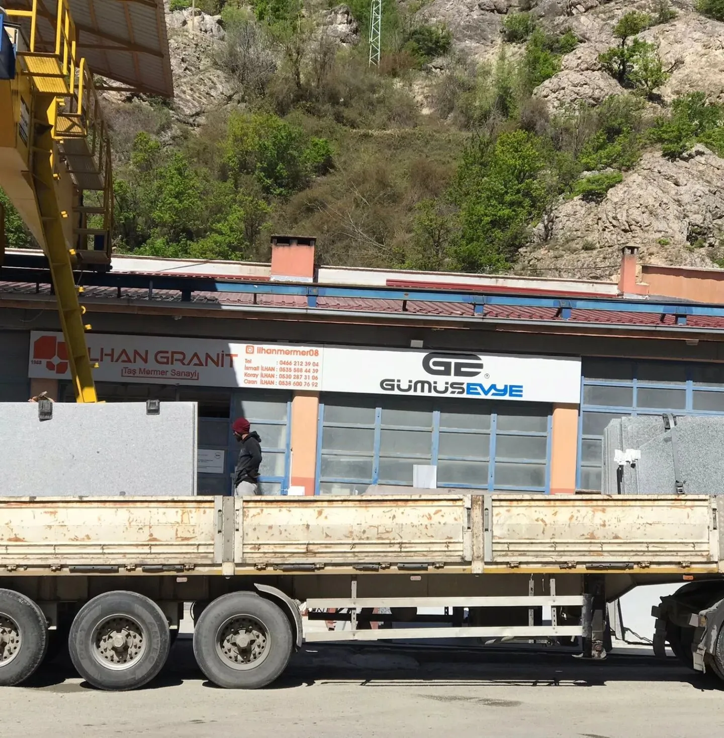 Yerli granit plakaları atölyeye getiren tır