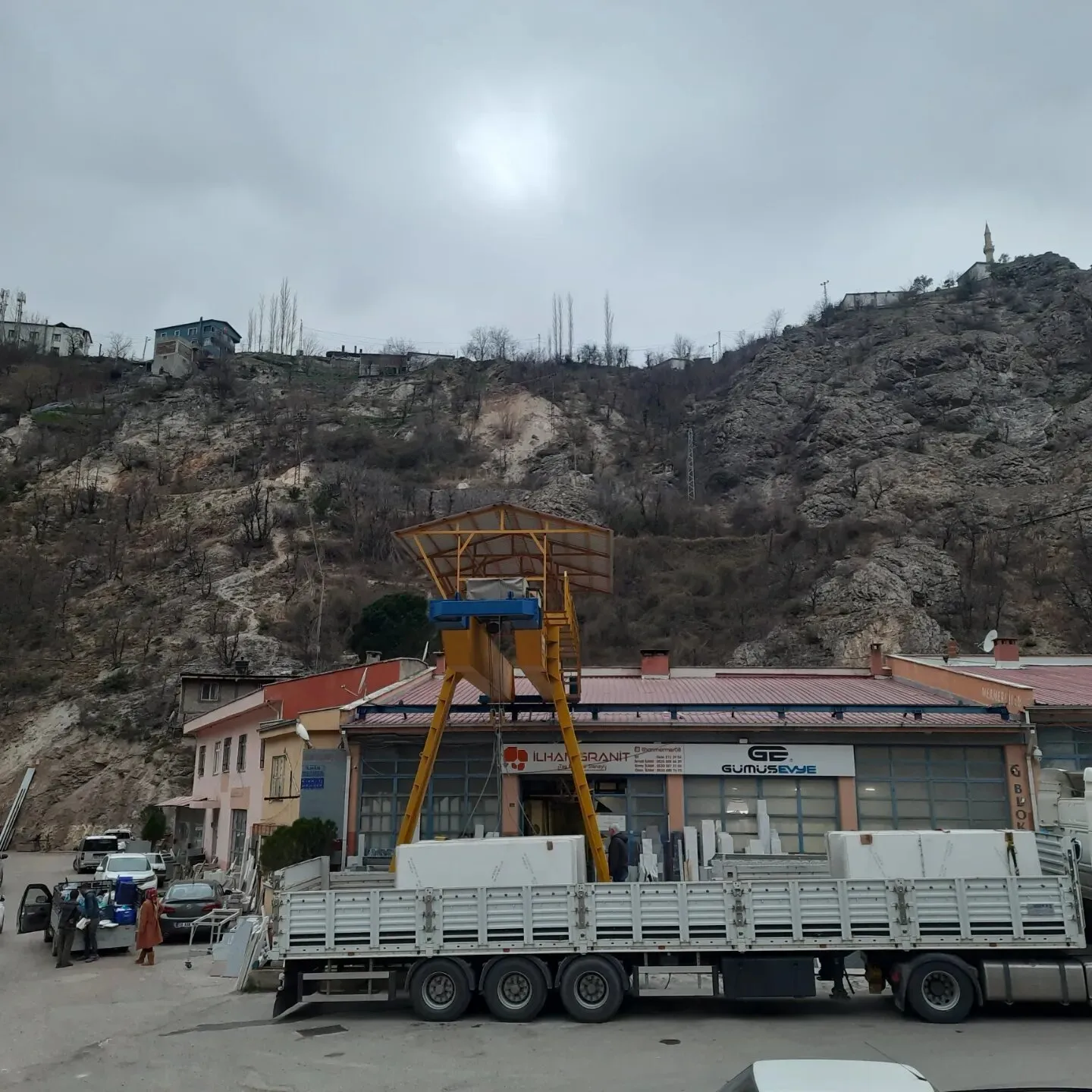 Atölye vinci ve gelen kuvars tezgah plakaları