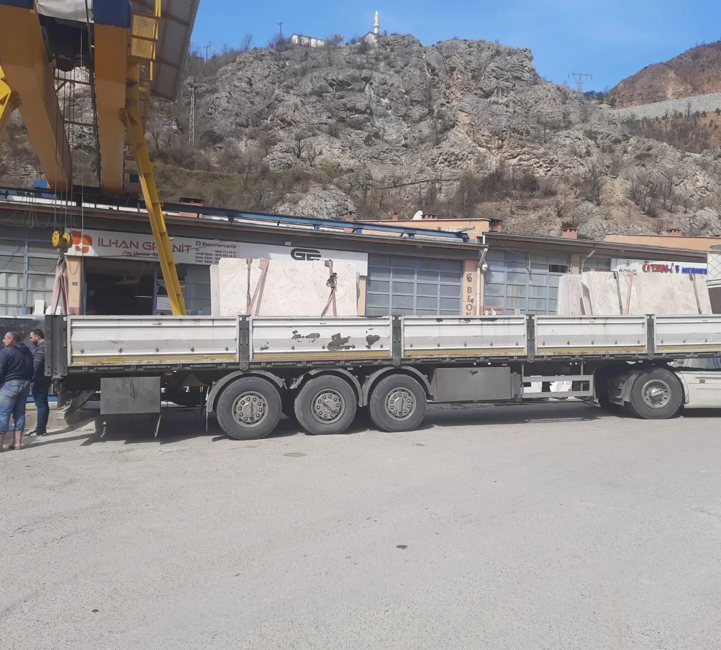 Patara bej plakaları getiren tır