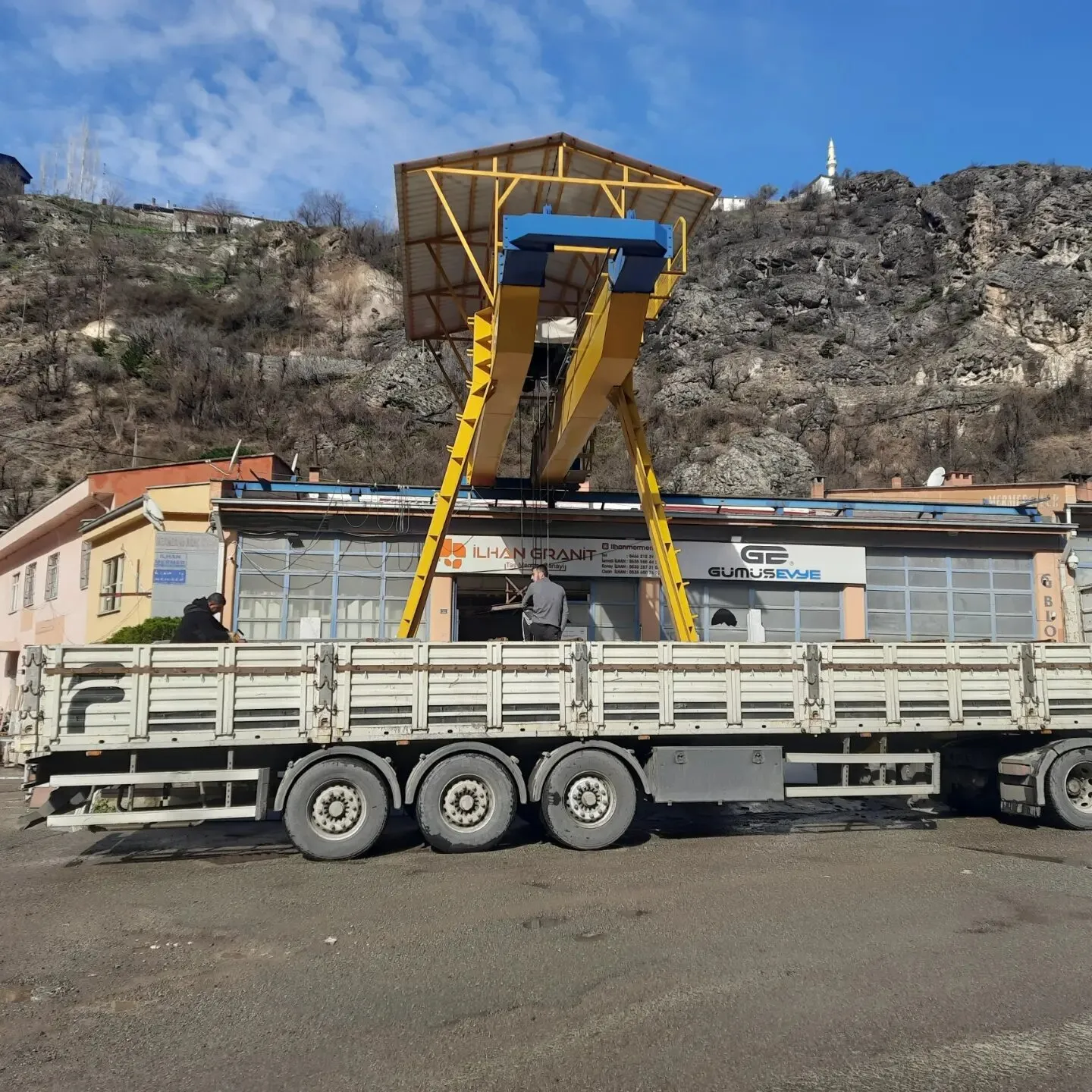 Atölyeye gelen granit ve mermer plakalar, tırdan indirme