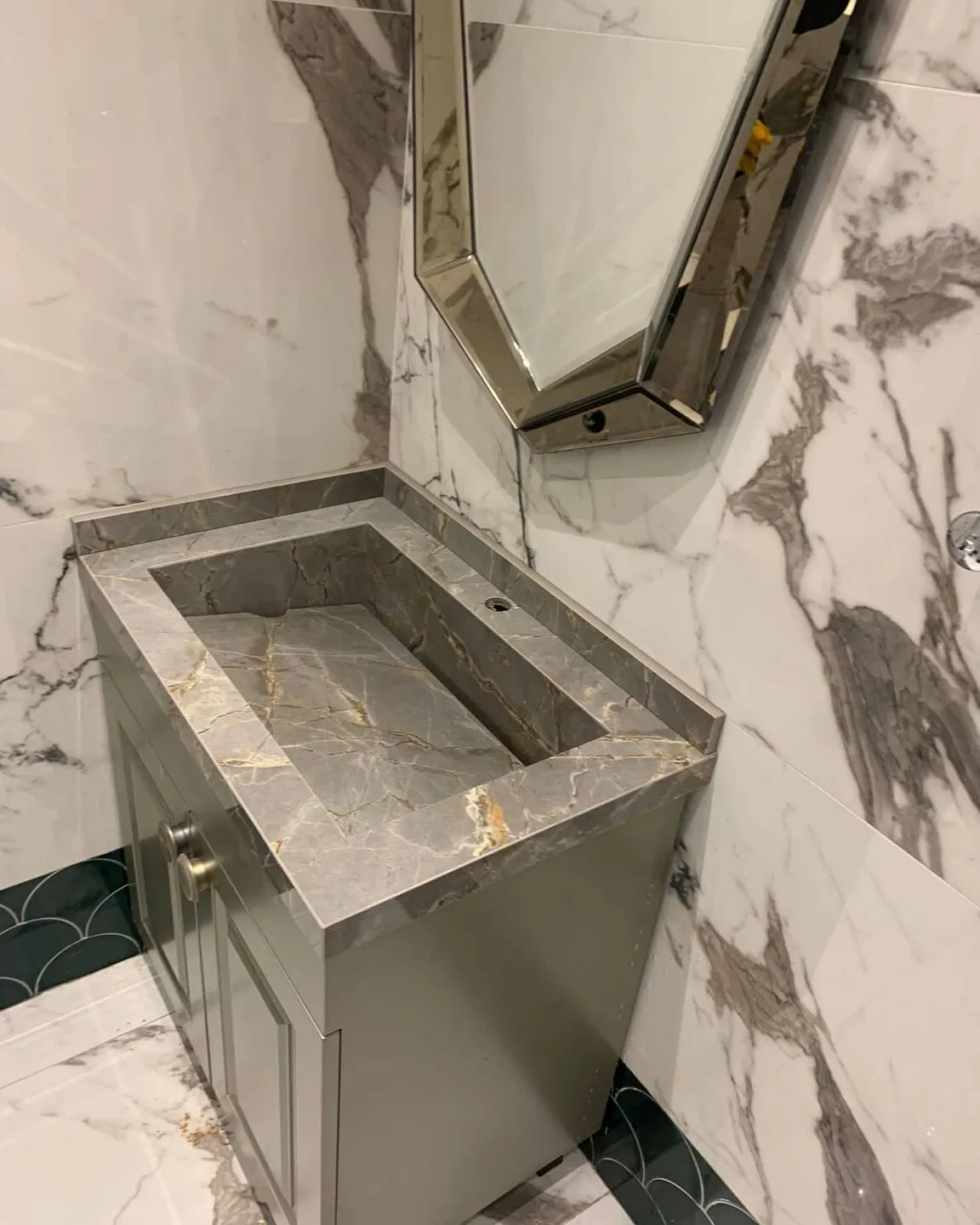 Gri damarlı kendinden evyeli banyo lavabosu