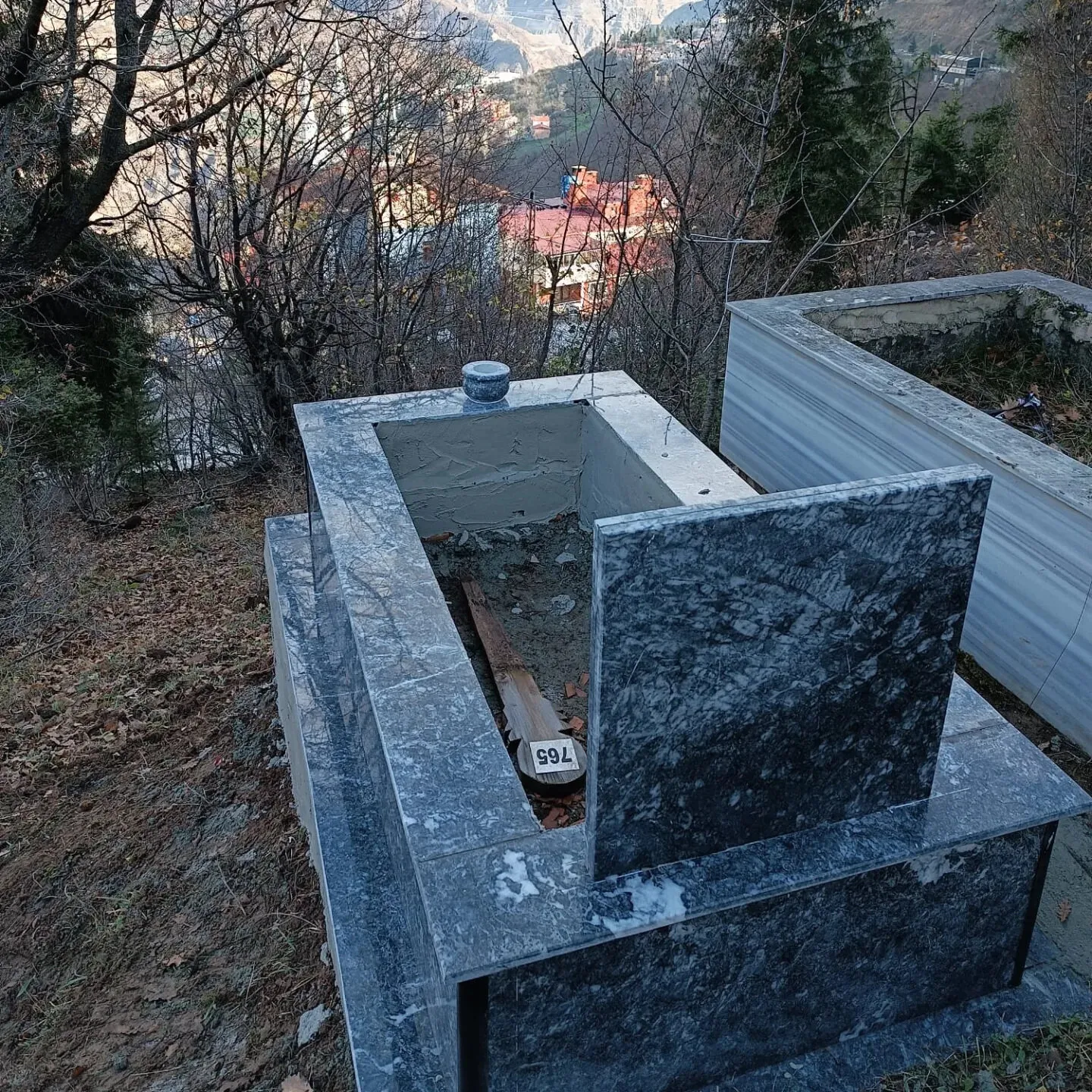 Damarlı gri mermer mezar
