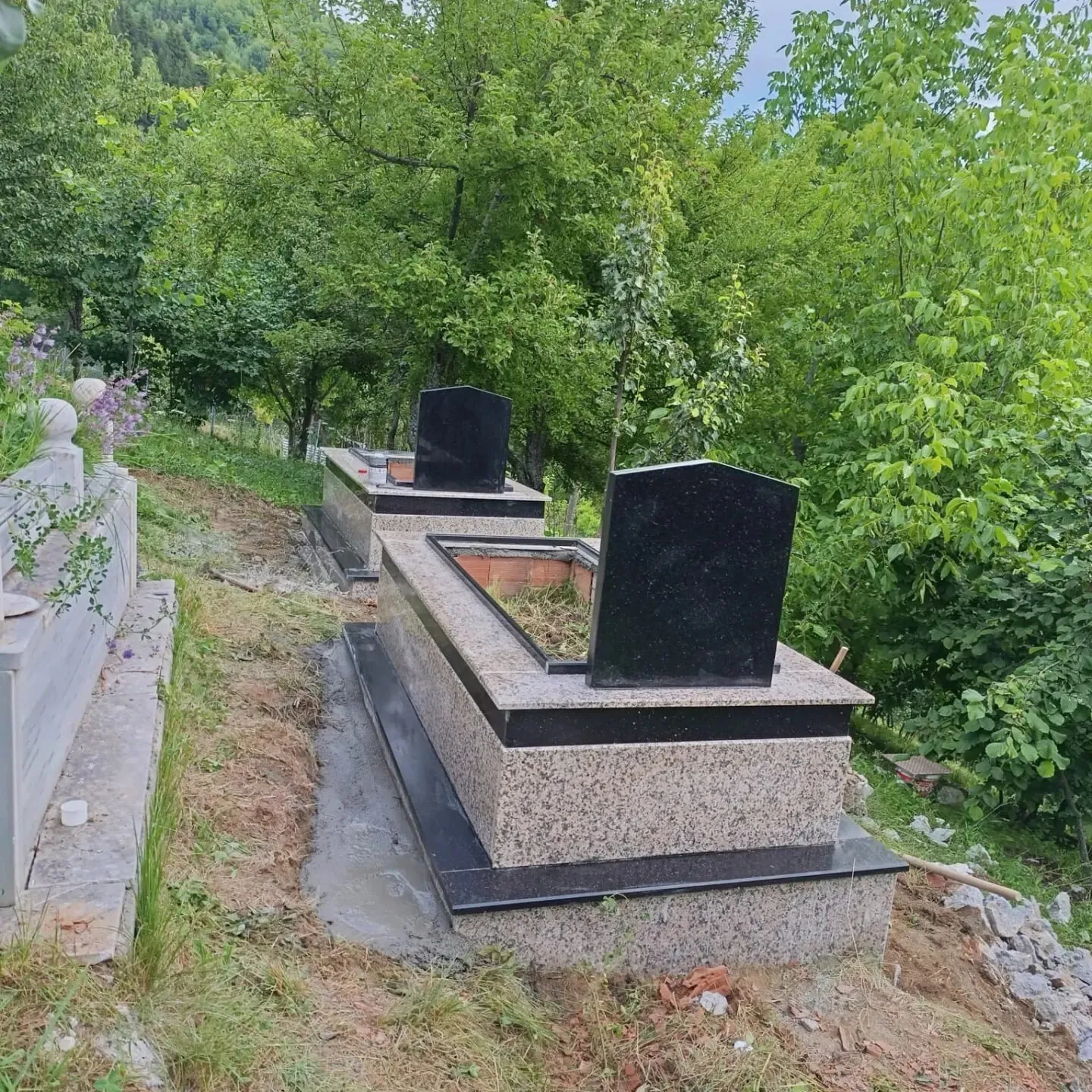 Desenli granit mezar ve siyah baş taşı