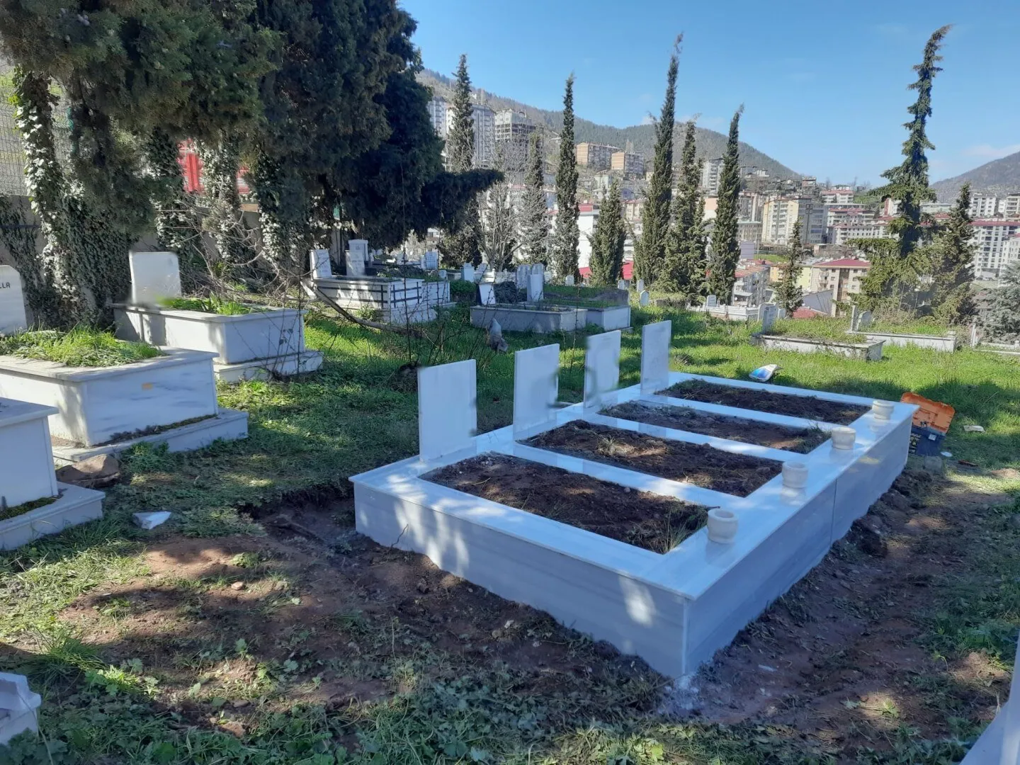 Dört kişilik beyaz mermer aile mezarı