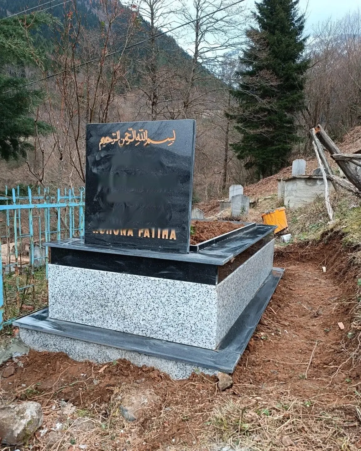 Gri granit mezar ve siyah granit baş taşı
