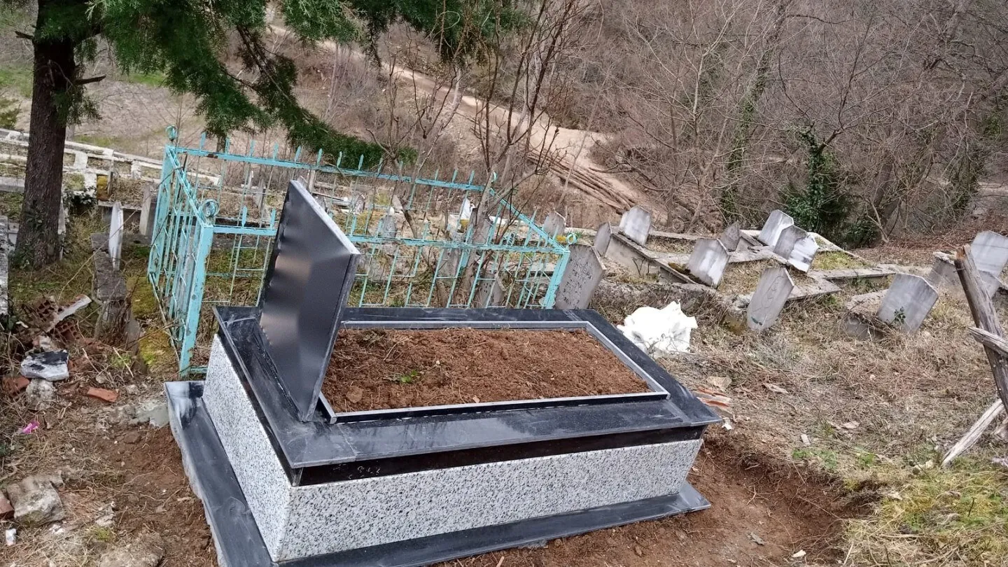 Gri granit mezar ve siyah baş taşı, yandan görünüm