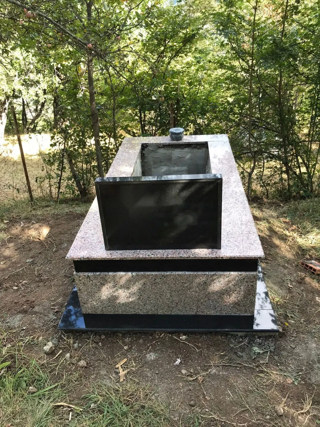 Pembe granit mezar ve siyah granit baş taşı