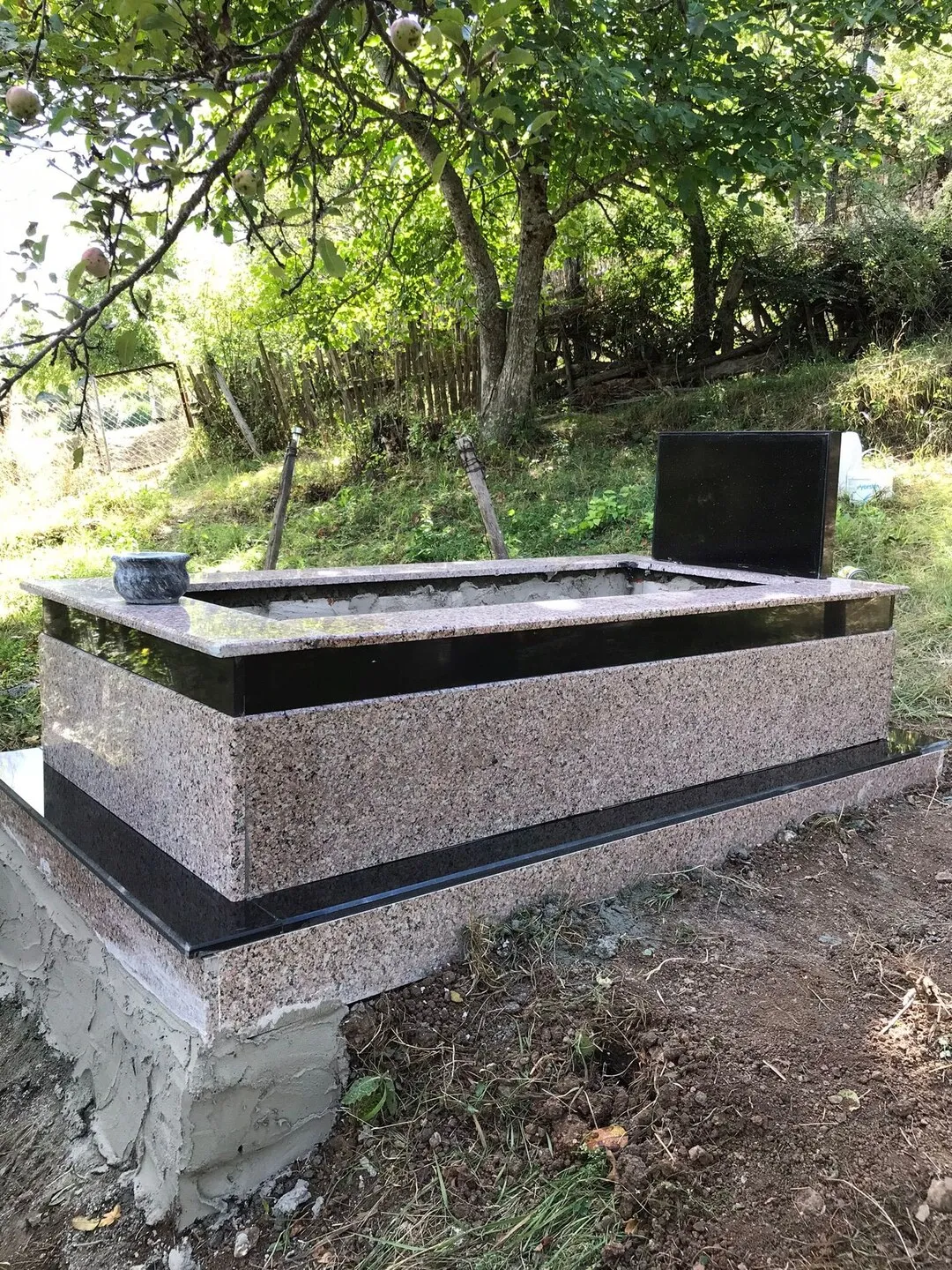 Pembe granit mezar, siyah granit şeritli