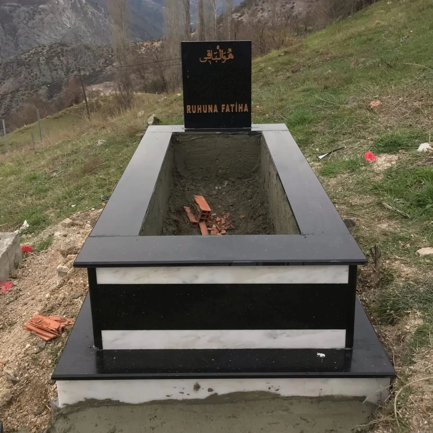 Siyah granit mezar, beyaz mermer şeritli