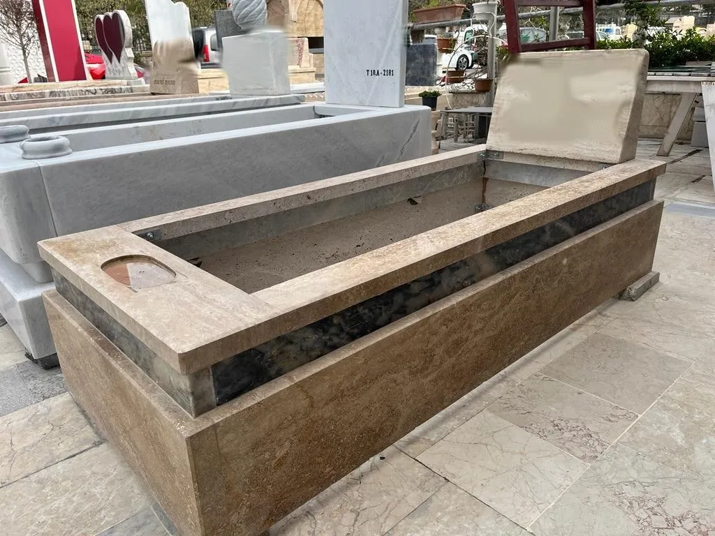 Traverten mezar, damarlı taş şeritli